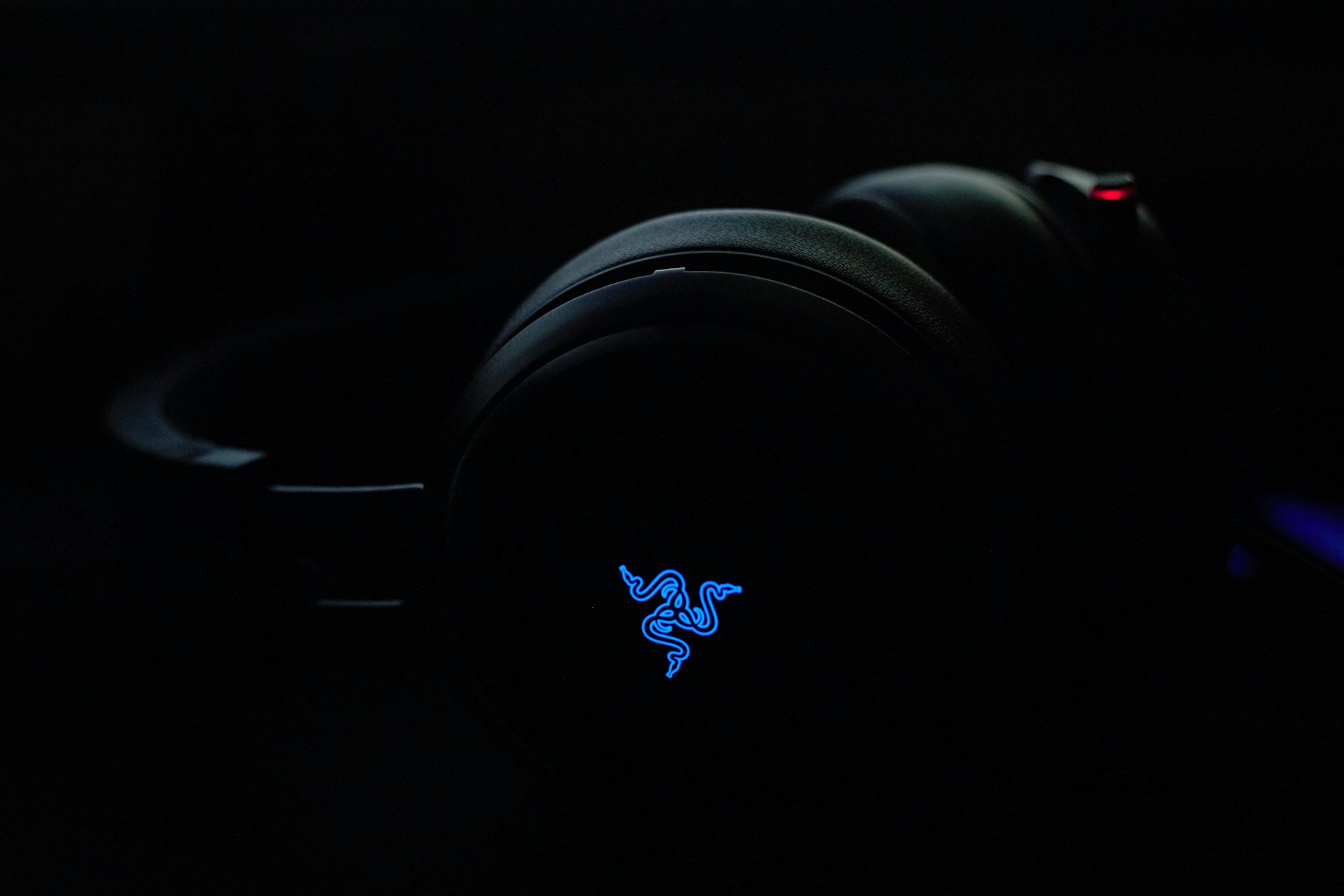 black Razer corded headphones